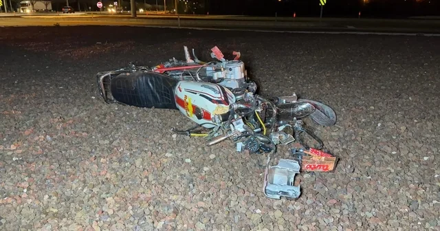 Refüje çarpıp parçalanan motosiklette 2 kişi yaralandı Afyonkarahisar Haberleri