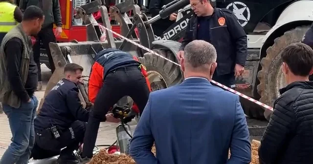 Manisa’da altyapı çalışmasında göçük: Toprak altında kalan işçi için ekipler seferber oldu VİDEO İZLE