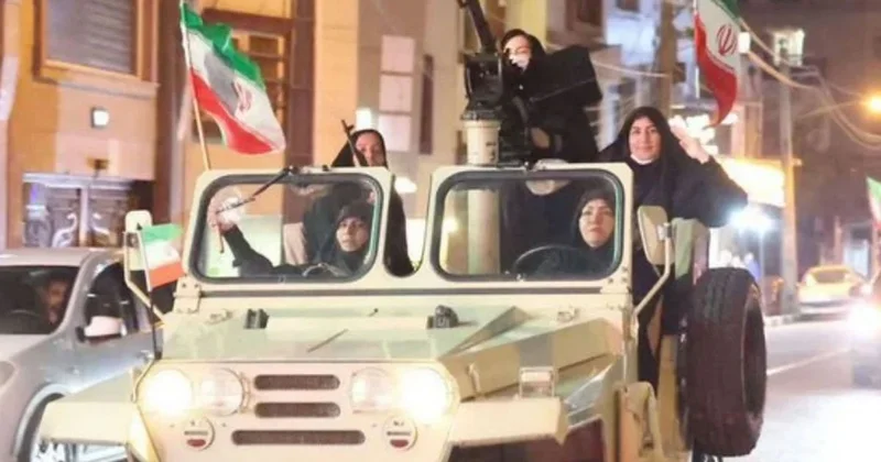 İranlı kadınlardan ABD ve İsrail’e karşı silahlarla gövde gösterisi