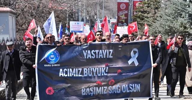 Öğretmenler, öldürülen meslektaşları ve öğrenciler için yürüdü Kars Haberleri
