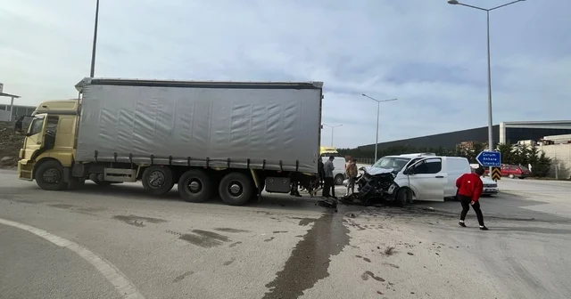 Merzifon da kamyonla çarpışan hafif ticari aracın sürücüsü yaralandı Amasya Haberleri