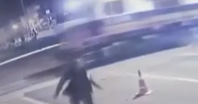 Diyarbakır da tren bariyerlere aldırmayan otomobili böyle biçti VİDEO İZLE
