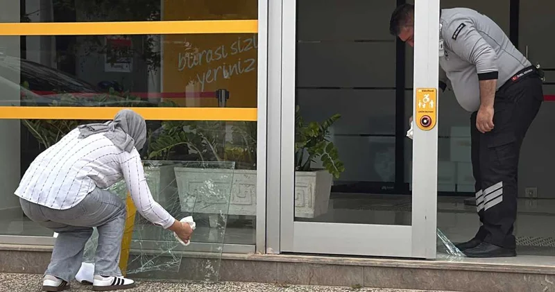 Gece yarısı bankanın camını indirip kaçtılar!