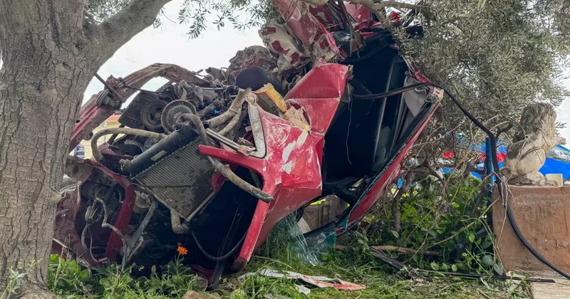 Uşak ta korkunç kaza! Araç paramparça oldu: 1 ölü!