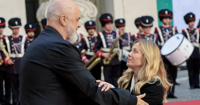 Roma’da kırmızı halıda serenat: Edi Rama İtalya Başbakanı Meloni nin karşısında diz çöktü VİDEO İZLE