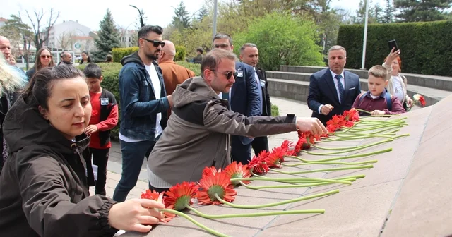 Kahramanmaraş taki saldırıda ölenler için Bolu da Atatürk Anıtı na karanfil bıraktılar Bolu Haberleri