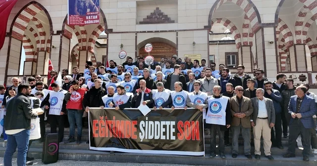 Kahramanmaraş ta hayatını kaybeden öğretmen ve öğrenciler için gıyabi cenaze namazı kılındı Van Haberleri