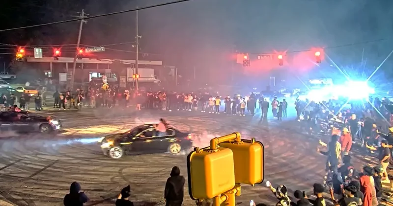 Yüzlerce kişinin katıldığı yasa dışı sokak yarışı kenti karıştırdı