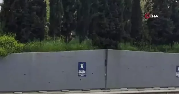 Mudanya da faciaya davetiye çıkaran istinat duvarı her an araçların üzerine çökebilir