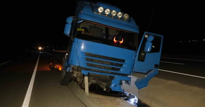 Karaman’da bariyerlere çarpan tır refüje düştü: 1 yaralı