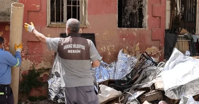 Kötü koku ve haşere ihbarı ekipleri harekete geçirdi: Müstakil evden tonlarca çöp çıktı VİDEO İZLE