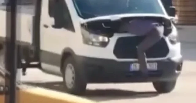 Motor arızasını bulmak için seyir halindeki aracın kaputuna yattı: O anlar kamerada VİDEO İZLE