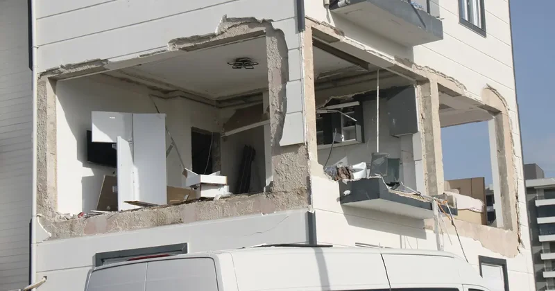 Antalya da gaz sıkışmasından meydana gelen patlamada 1 kişi yaralandı! Deprem oldu zannettim
