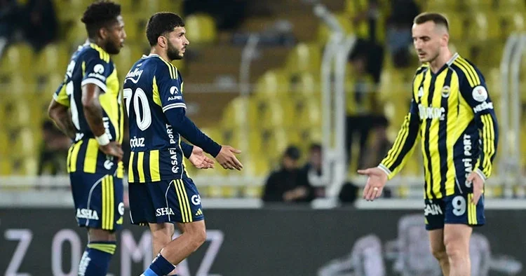 Kadıköy de Fenerbahçeli futbolculara ıslıklı protesto!