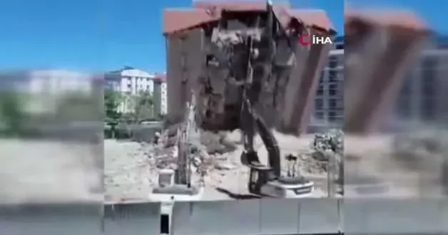 Esenyurt ve Avcılar da korkutan yıkım: Binaların çökme anı saniye saniye kaydedildi