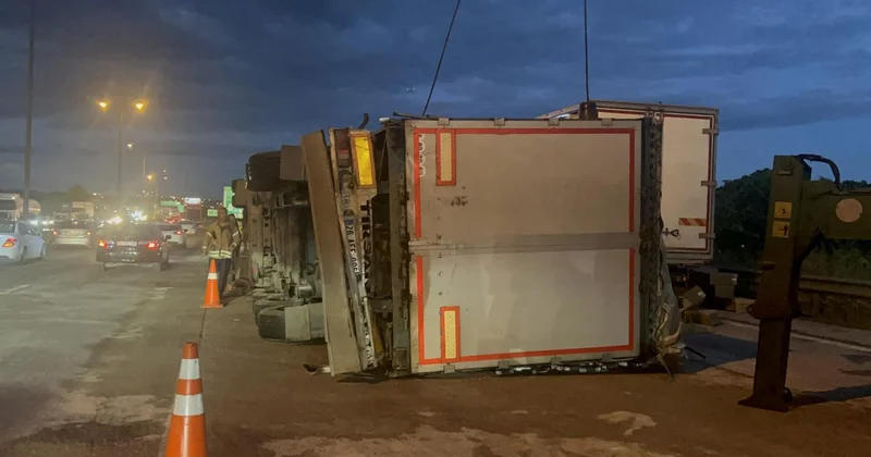 Pendik teki tır kazası trafiği aksattı
