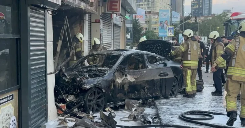 İstanbul da lüks araç dükkana girdi: 2 yaralı