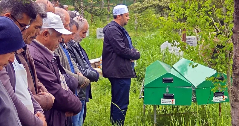 Çekyattan düşen oğlunun ölümüne dayanamadı: Baba ve oğlu yan yana toprağa verildi Kahramanmaraş Haberleri