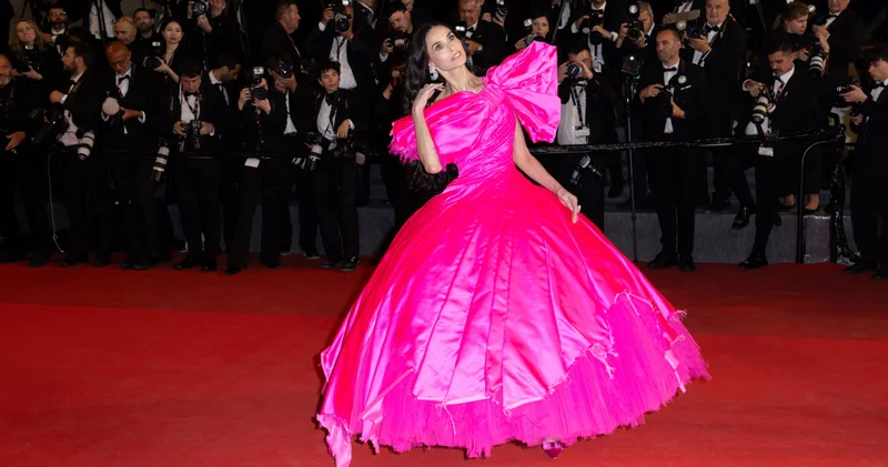 Demi Moore Cannes da pembeye büründü