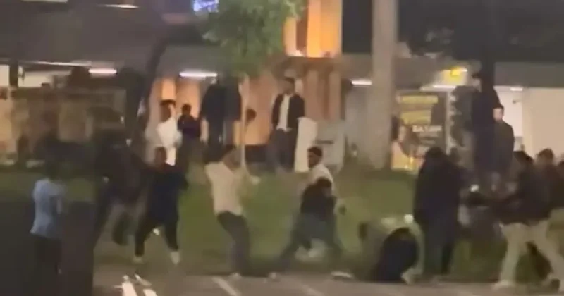 Elazığ’da iki grup arasındaki tekmeli yumruklu kavga kameraya yansıdı