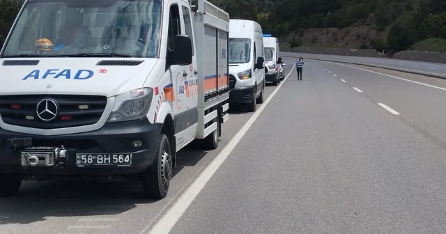 Takla atan otomobildeki 1 kişi öldü, 1 kişi yaralandı; çaya düştüğü değerlendirilen kişi aranıyor Sivas Haberleri
