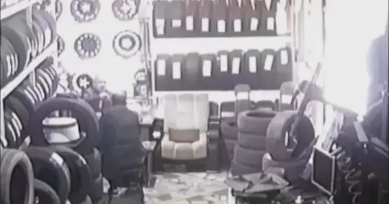 Bayrampaşa da alacaklı olduğu akrabasını silahla vuran şüpheli kamerada