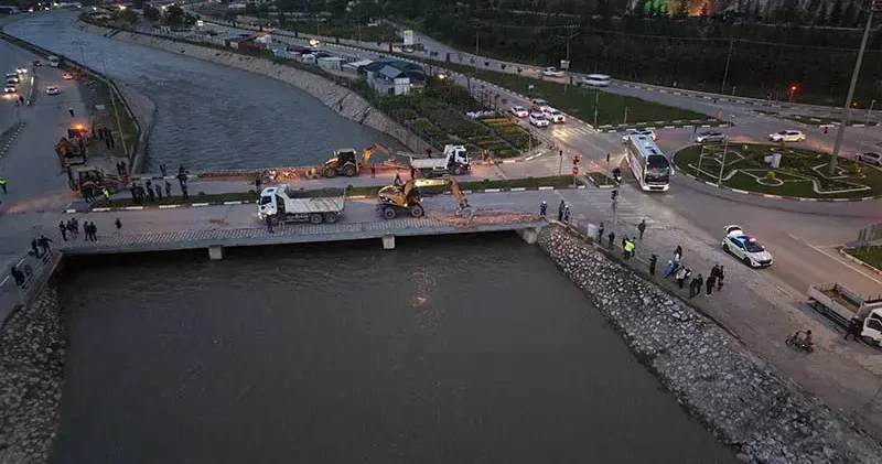 Tokat’ta Çedaş Kavşağı Köprüsü’nün yıkımına başlandı