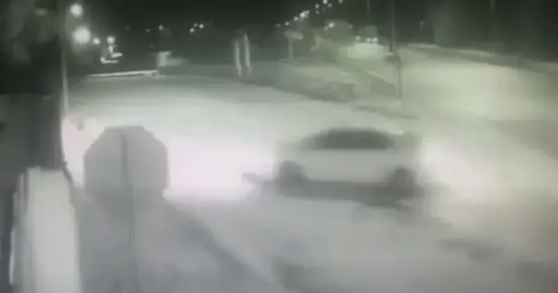 Hatay da otomobilin bahçe duvarına çarptığı anlar kamerada