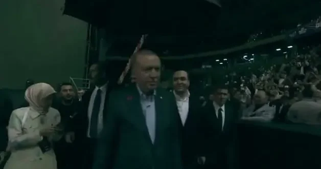 Cumhurbaşkanı Erdoğan sahaya indi: Tribünleri gezerek gençleri selamladı