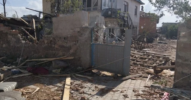 Hortumun devirdiği bayrak direği, jandarma tarafından tekrar yerine dikildi Çorum Haberleri