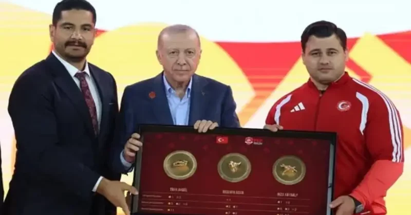 Güreşin efsaneleri Taha Akgül ve Rıza Kayaalp ten Cumhurbaşkanı Erdoğan a anlamlı hediye