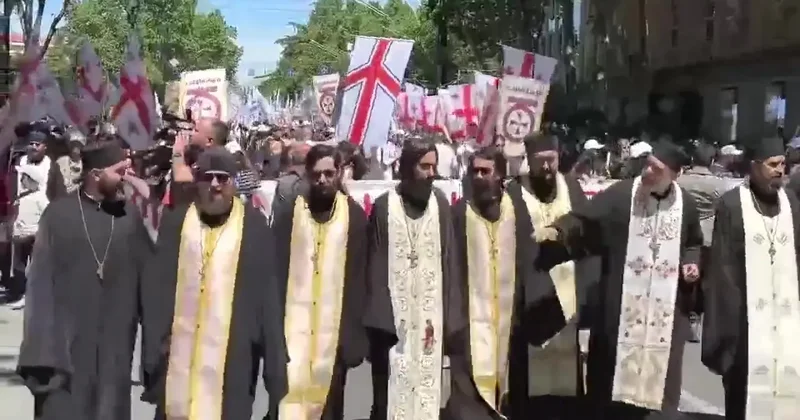 Tiflis te on binlerce kişi aile kutsallığı için yürüdü