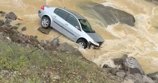 Dereye uçan otomobilin sürücüsü kazayı ucuz atlattı Düzce Haberleri