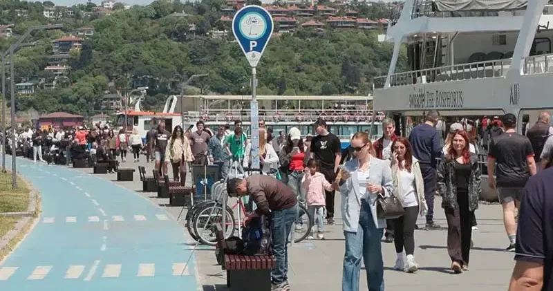 Bebek Sahili’nde piknik yapıp balık tuttular; güneşli havanın keyfini çıkardılar