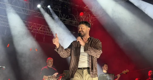 Şarkıcı Murat Boz 16. Emiralem Uluslararası Çilek Festivali nde sahne aldı İzmir Haberleri