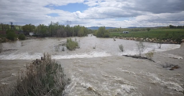 Türkiye nin en uzun nehri Kızılırmak ı besleyen Yıldız Irmağı coştu Sivas Haberleri