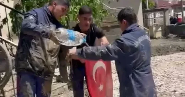 Selden etkilenen Havza da jandarma personeli çamurda buldukları bayrağı yıkayıp direğe astı VİDEO İZLE