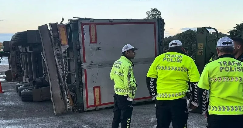 Pendik te tırın dorsesi devrildi: Kaldırma çalışmaları sırasında yan yattı Gündem Haberleri