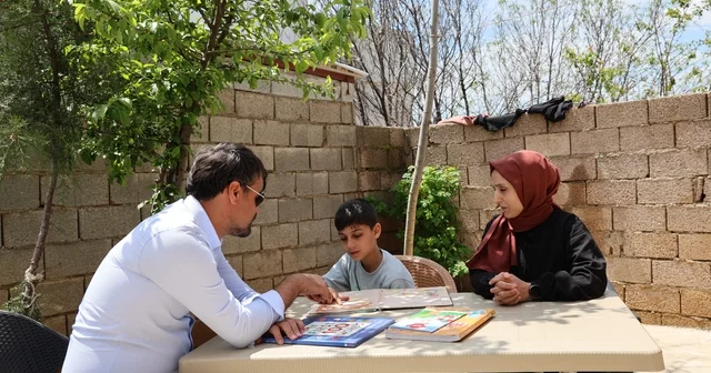 Öğretmenlerin saha çalışmasında tanıştığı özel ihtiyaçlı Zeynel, evinde aldığı eğitim desteğiyle yalnız bırakılmıyor Sağlık sorunları nedeniyle evde eğitim gören Zeynel in en büyük hayali asker olmak Diyarbakır Haberleri