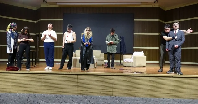 Tarım ve tiyatro bir arada: Son Hasat izleyenleri mest etti Akademideki engelleri sahneye taşıdılar: Son Hasat ayakta alkışlandı Öğrencilerinden dev sahne performansı tam not aldı Erzurum Haberleri