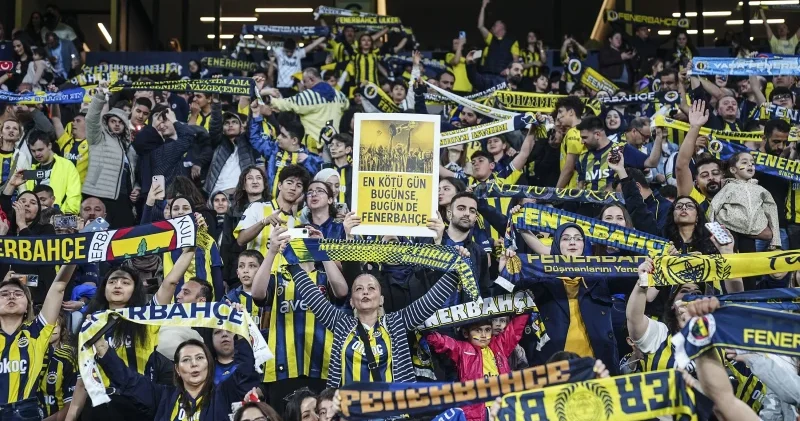 Kadıköy de gündem olan hoca pankartı: Eyüpspor maçında açıldı Futbol Haberleri
