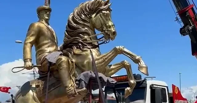 Sancaktepe de yıkılan ay yıldız ve Osmanlı motifli saat kulesi yerine Atatürk heykeli dikiliyor VİDEO İZLE