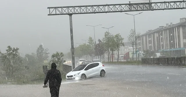 Aniden bastıran sağanak Düzcelileri hazırlıksız yakaladı Düzce Haberleri