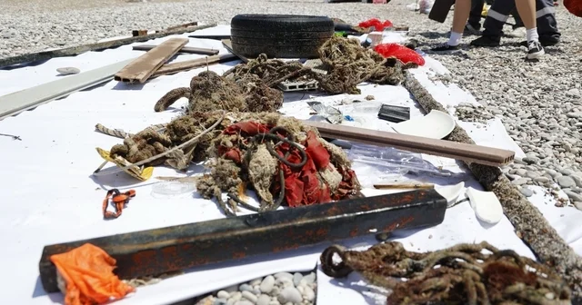 Antalya da 4 etaptan oluşan deniz dibi temizliğinde yaklaşık 20 ton atık çıkartıldı Antalya Haberleri