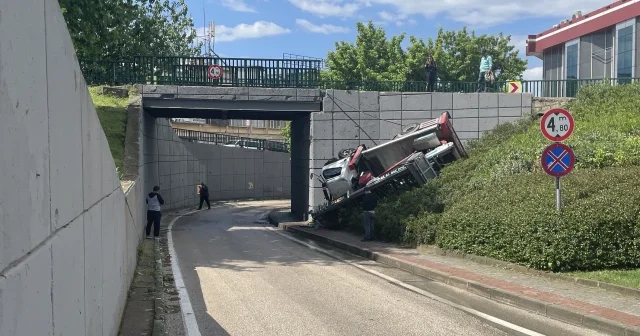 Bursa da köprülü kavşakta 3 metre yüksekten devrilen kamyonetteki 3 kişi yaralandı VİDEO İZLE