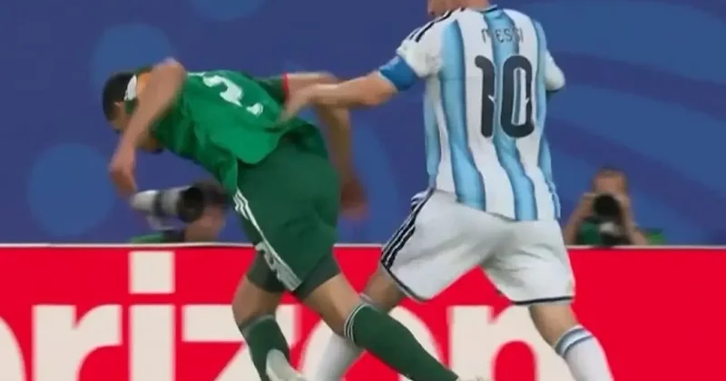 Hakemler Üç Maymunu oynadı! Messi yi atmaya yürekleri yetmedi
