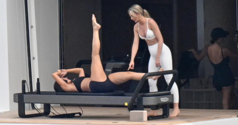 Kylie Jenner ın lüks yatta pilatesli tatili
