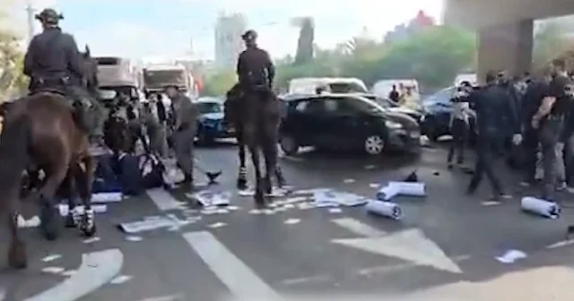 İsrail polisi zorunlu askerliğe karşı çıkan Haredi Yahudileri iç çamaşırlarıyla yerlerde sürükledi VİDEO İZLE
