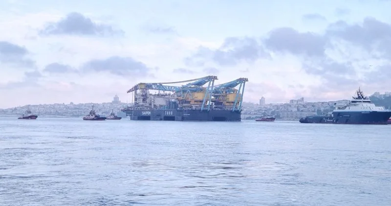 İstanbul Boğazı ndan dev vinç gemisi geçiyor Son dakika haberleri