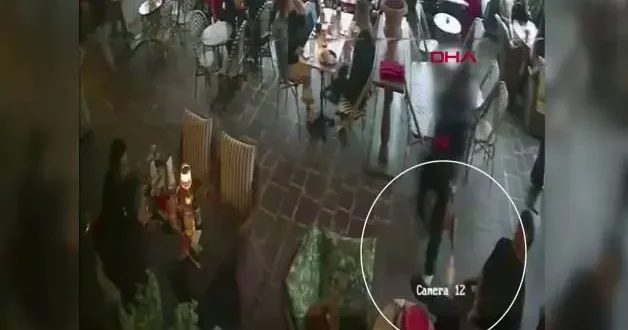 Dövmen çok güzel abi dedi kafede kurşun yağdırdı! Saldırı anı kameraya yansıdı